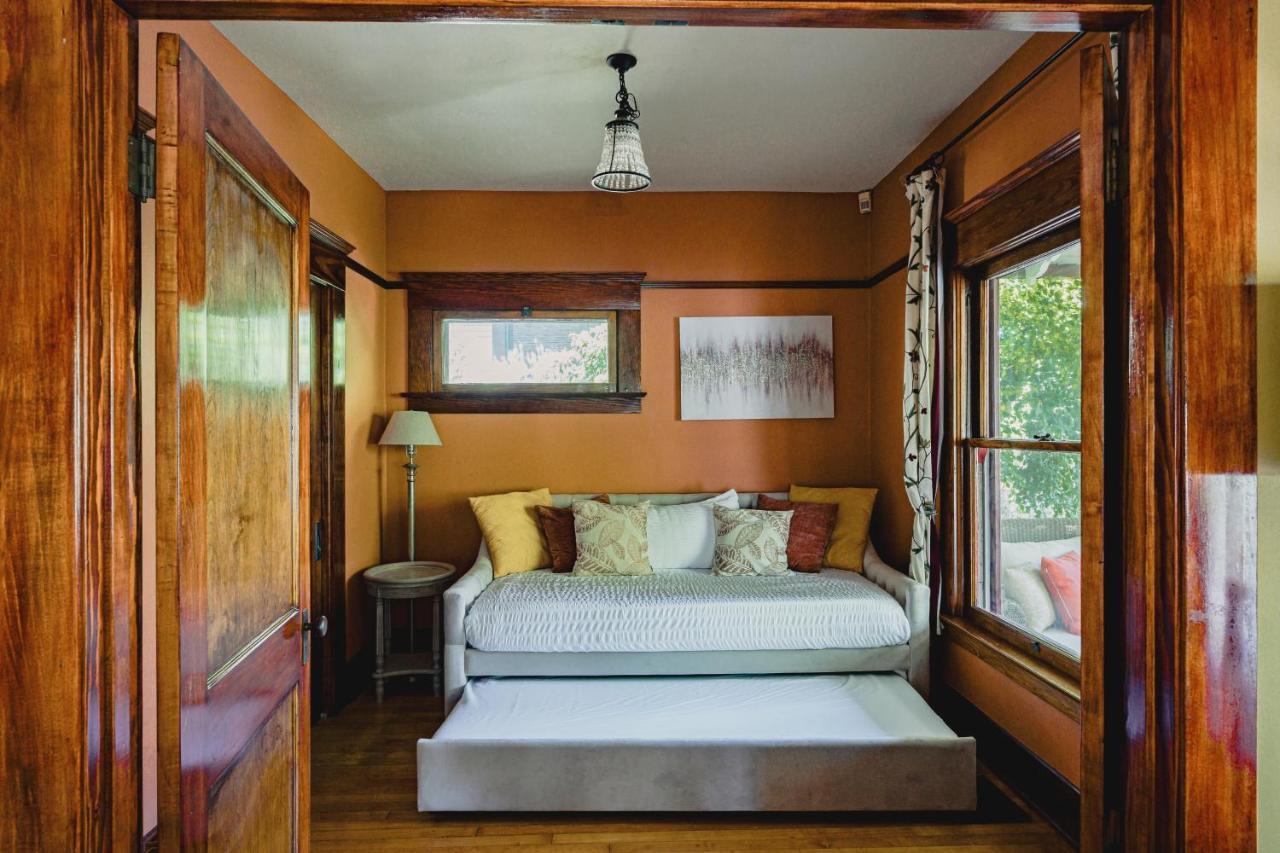 1907 Stone House - King Bed, Office, Crib, Toys Сasa de vacaciones San Diego
